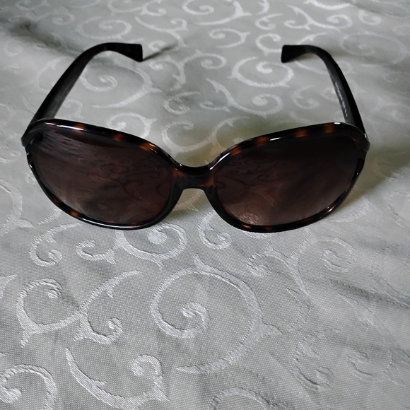 Coach sunglasses With Cleaning Cloth